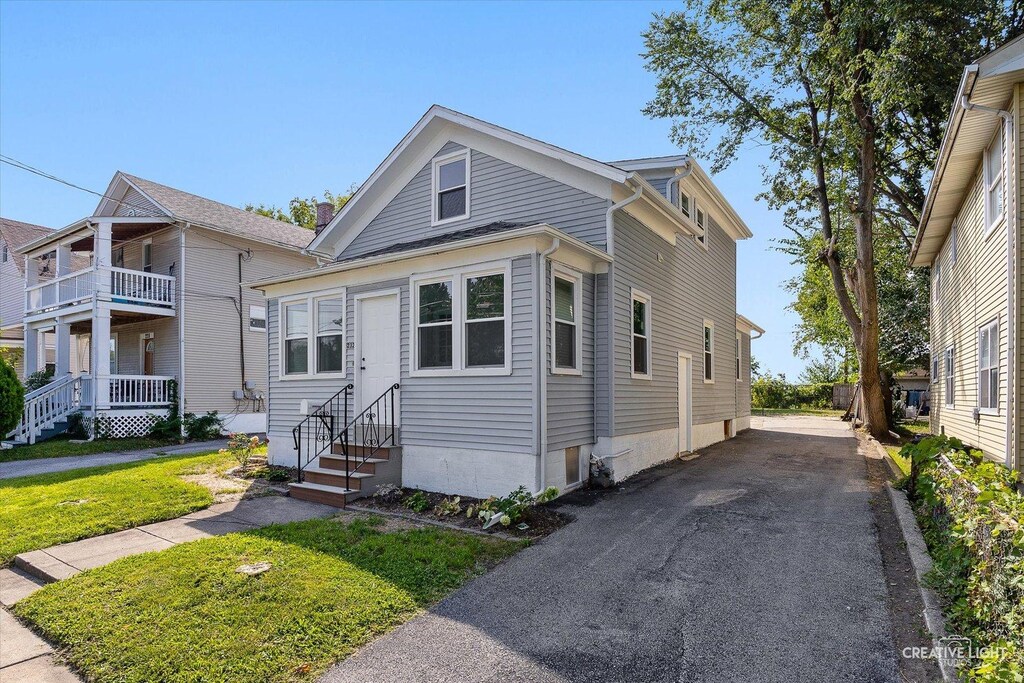 view of front of house with aphalt driveway