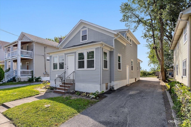 view of front of house with aphalt driveway