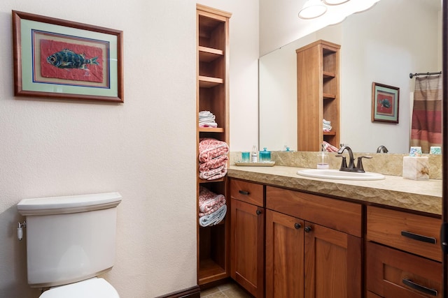 full bath featuring vanity, toilet, and a shower with curtain