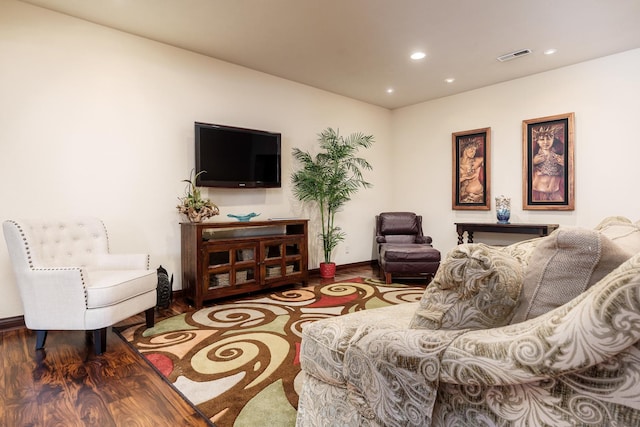 living room featuring recessed lighting, visible vents, baseboards, and wood finished floors