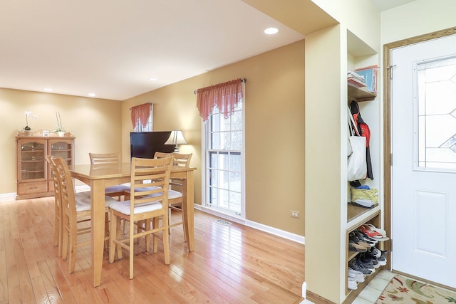 dining space featuring light wood-style floors, recessed lighting, visible vents, and baseboards