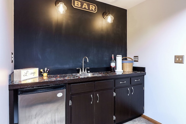 bar with wet bar, baseboards, a sink, and dishwashing machine