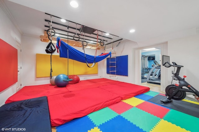 exercise area featuring recessed lighting