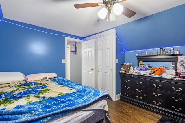 bedroom featuring ceiling fan, vaulted ceiling, and dark wood-style flooring