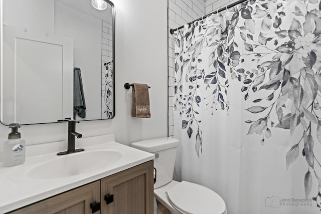 bathroom with toilet, a shower with curtain, and vanity