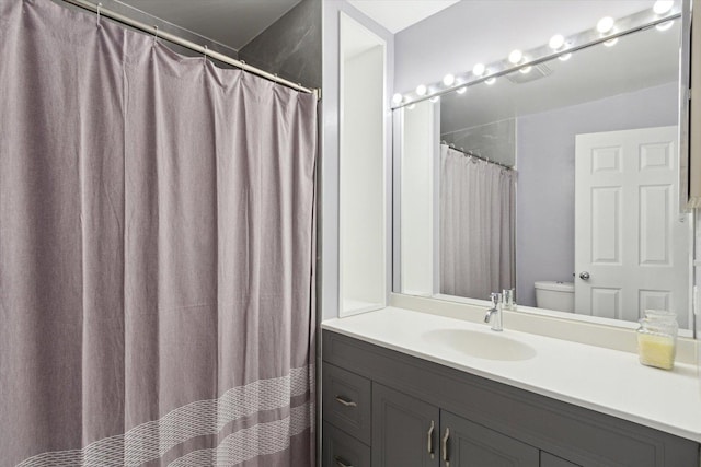 full bathroom featuring toilet, vanity, and a shower with curtain