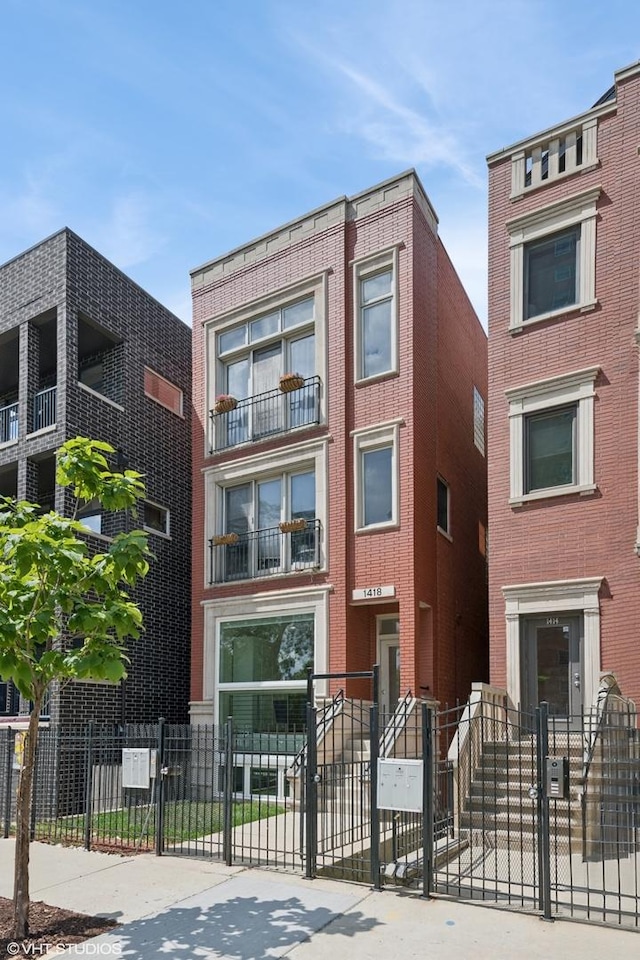1418 W Chestnut St Unit 1, Chicago, IL 60642 - view of property featuring a fenced front yard