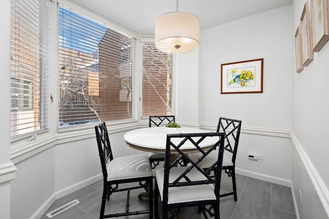 dining area with visible vents and baseboards