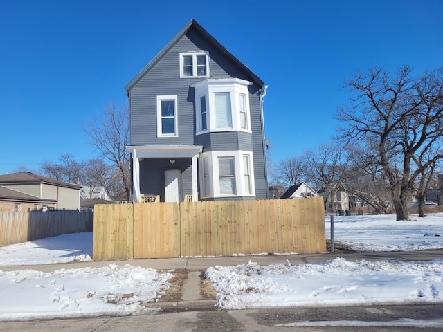 view of front of property with a fenced front yard