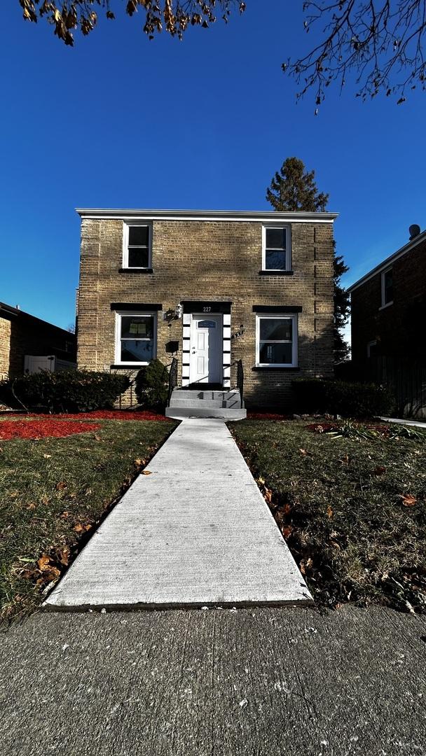 view of front of property with a front yard