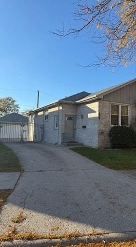 view of front of home with driveway