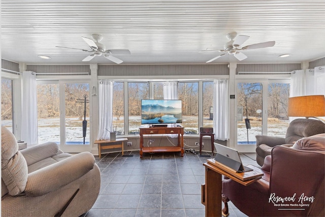 sunroom with ceiling fan