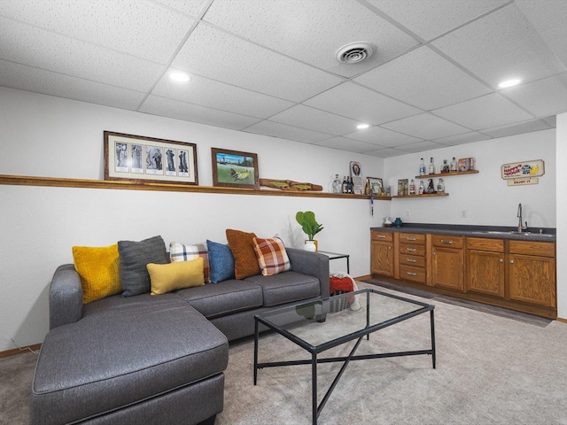 living room with visible vents, a drop ceiling, light colored carpet, indoor wet bar, and recessed lighting