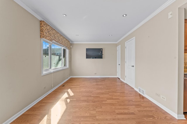 spare room with visible vents, ornamental molding, recessed lighting, light wood-style floors, and baseboards