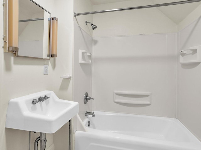 bathroom with bathtub / shower combination