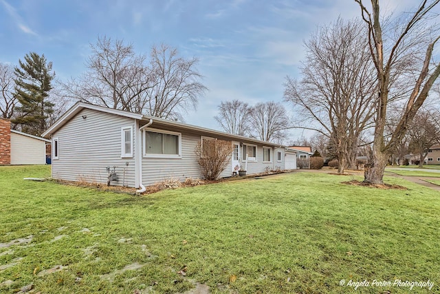 single story home with a front lawn