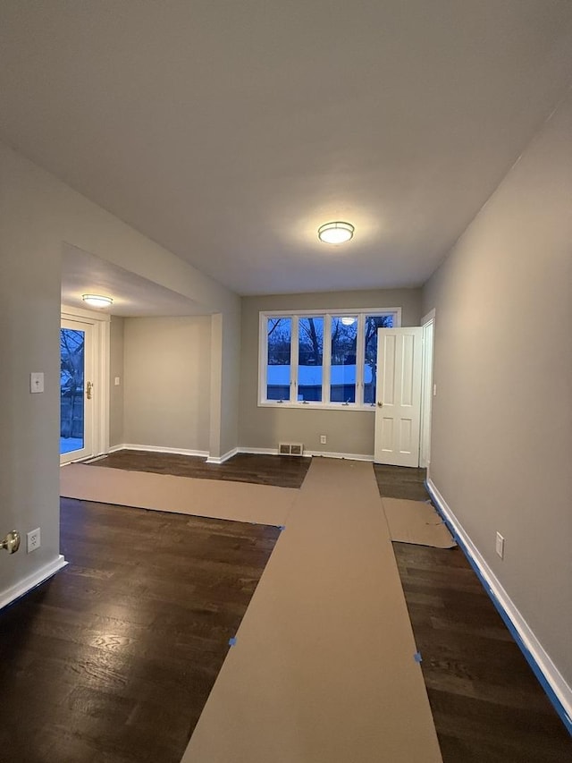 entryway featuring dark wood-style floors, visible vents, and baseboards