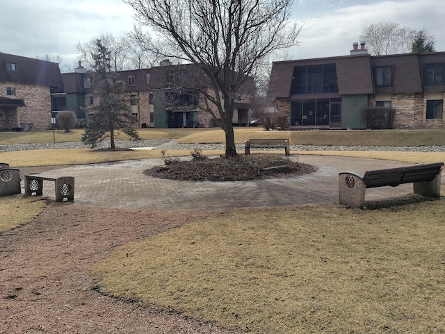 view of property's community featuring a lawn