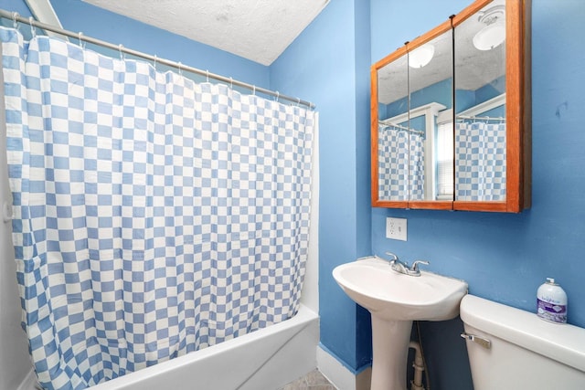 full bathroom featuring a textured ceiling, shower / bath combo, and toilet