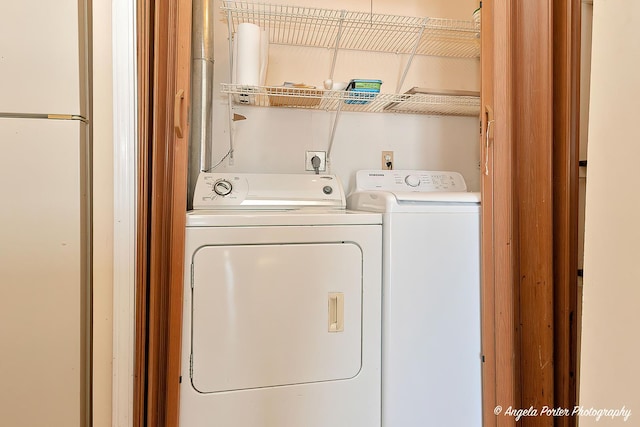 laundry room with laundry area and washer and clothes dryer