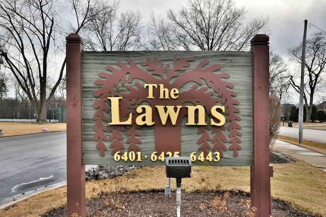 view of community / neighborhood sign