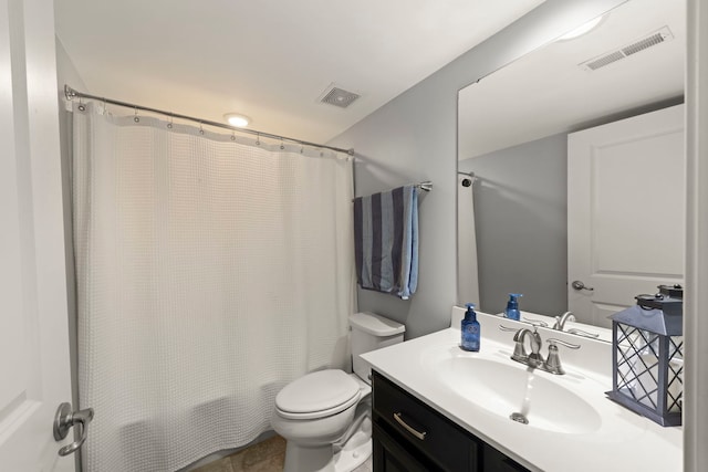 full bath featuring toilet, visible vents, shower / tub combo with curtain, and vanity