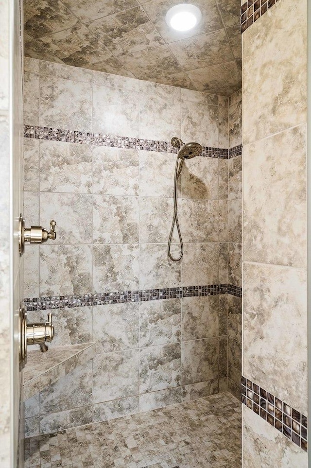 bathroom featuring tiled shower