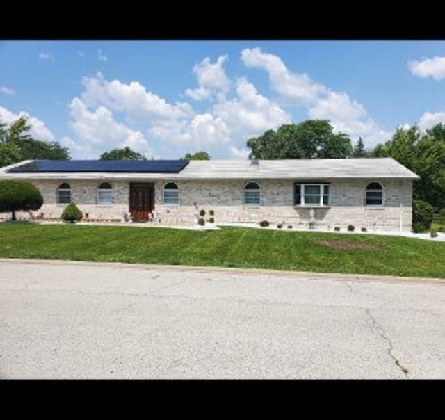 single story home featuring a front lawn