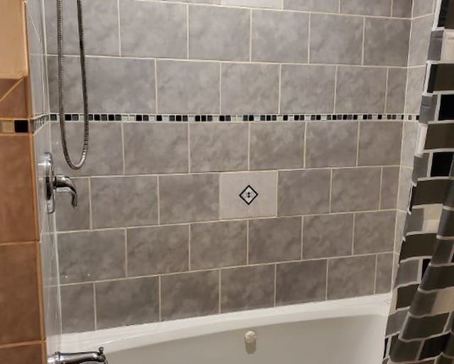 bathroom with shower / tub combo with curtain