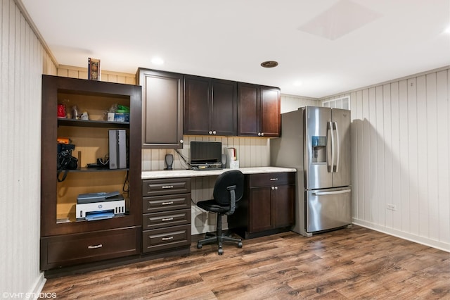 home office featuring recessed lighting, baseboards, dark wood-type flooring, and built in study area