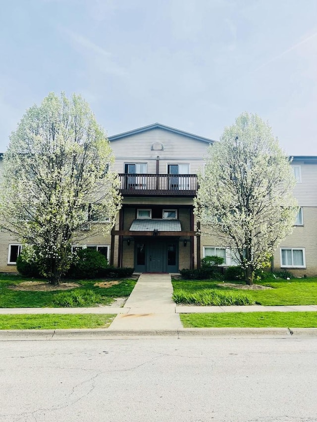 view of front of house featuring a front lawn