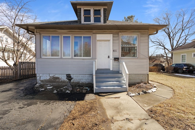 411 N Arlington Heights Rd, Arlington Heights, IL 60004 - bungalow-style home featuring a shingled roof