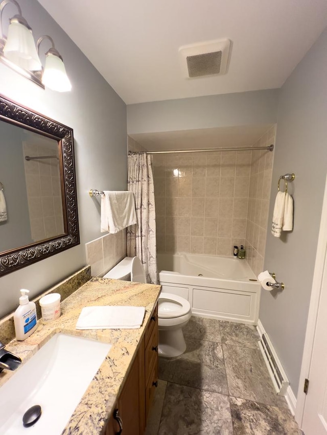 full bath featuring shower / tub combo with curtain, visible vents, toilet, vanity, and baseboards