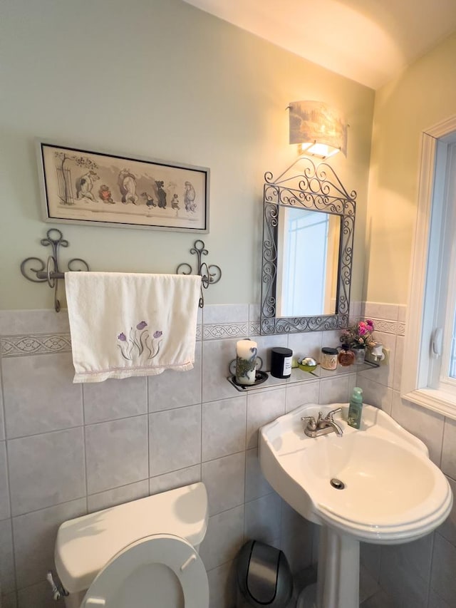 bathroom featuring tile walls