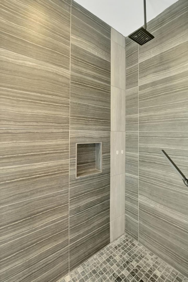 full bath with tiled shower