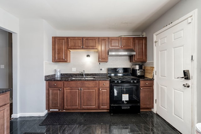 kitchen with black gas stove, backsplash, baseboards, under cabinet range hood, and a sink