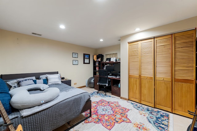 bedroom featuring baseboards, a closet, visible vents, and recessed lighting