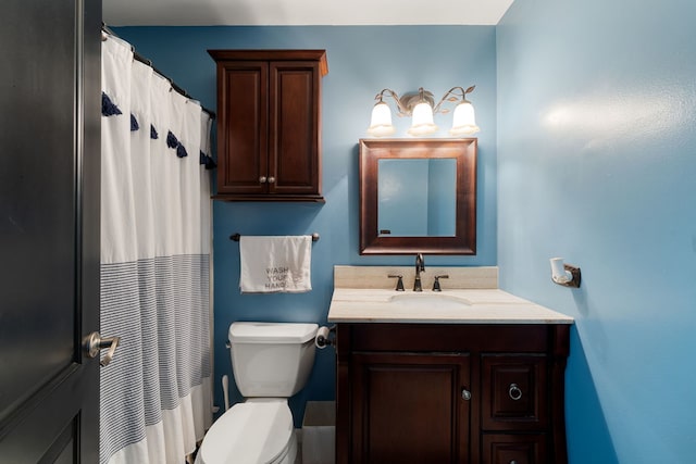 full bath with a shower with shower curtain, vanity, and toilet