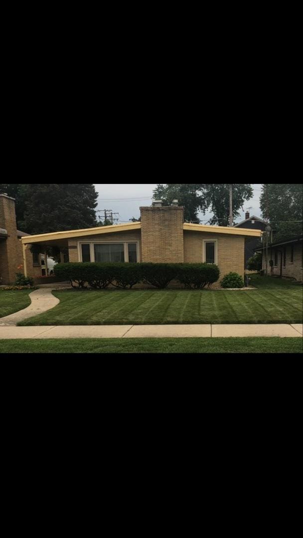 ranch-style home with a front yard