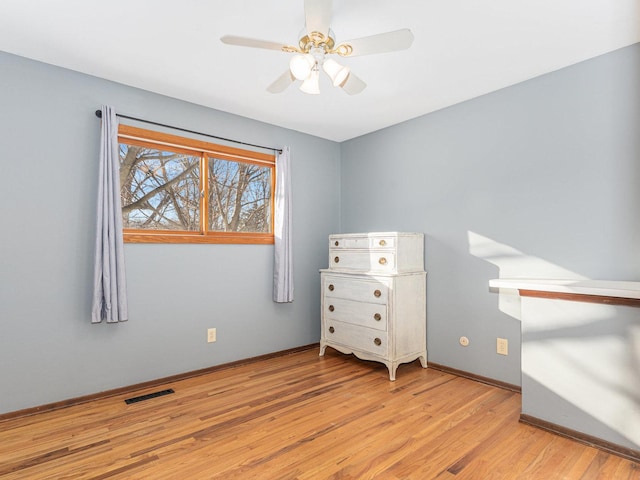 bedroom featuring light wood-style flooring, visible vents, ceiling fan, and baseboards