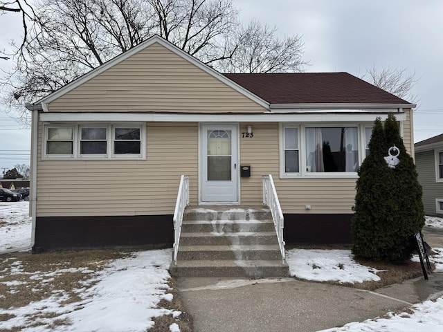 bungalow with a shingled roof