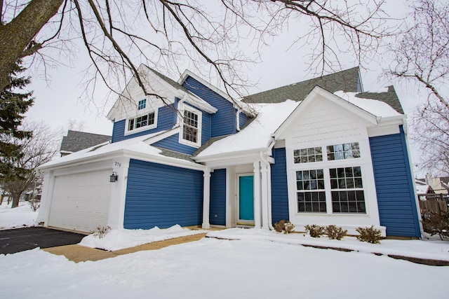 view of front facade with aphalt driveway