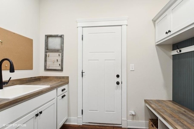 mudroom featuring a sink and baseboards