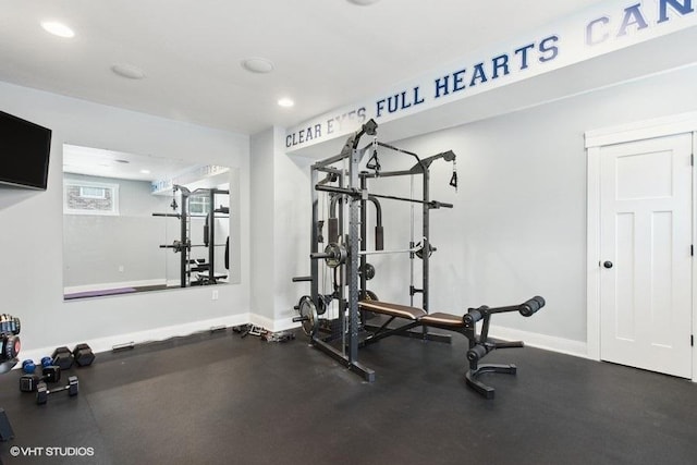 workout room featuring recessed lighting and baseboards