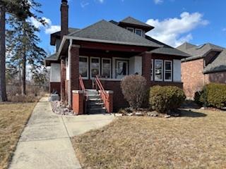 bungalow-style house with a front lawn