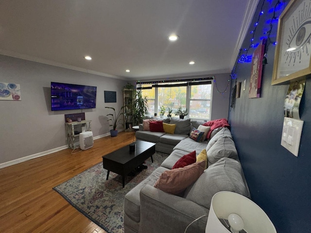 living room with recessed lighting, baseboards, crown molding, and wood finished floors