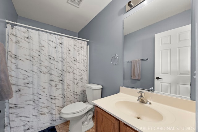 full bathroom featuring toilet, a shower with curtain, visible vents, and vanity