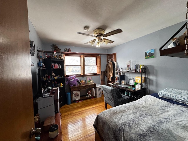 bedroom featuring light wood-style flooring and a ceiling fan