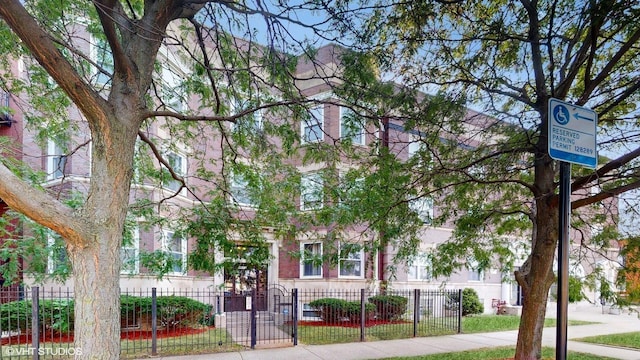 view of front of property with a fenced front yard