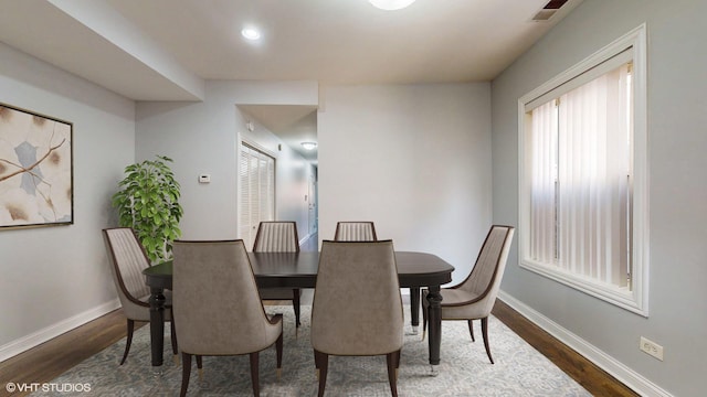 dining room featuring dark wood-style floors, recessed lighting, visible vents, and baseboards